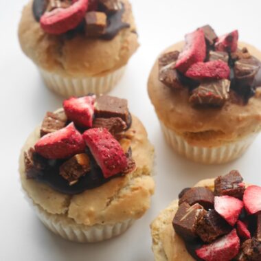 カカオクリーム入りマフィン（プレーン生地×アーモンドココアクッキーとドライストロベリートッピング）