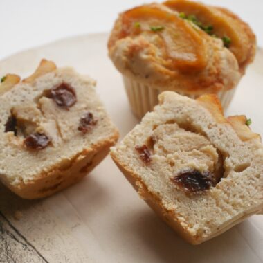 ラムレーズンチーズケーキ風クリーム入りマフィン（プレーン生地、トップはりんごソテーのせ）
