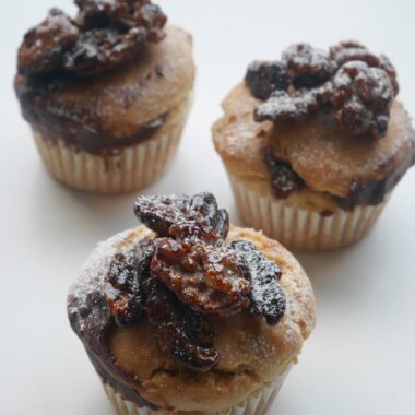 マロンクリーム入りマフィン（プレーン生地、トップはキャラメリゼナッツトッピング）