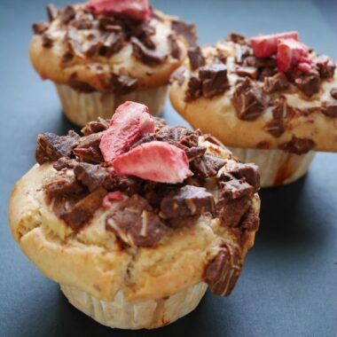 カカオクリーム入りマフィン（プレーン生地×アーモンドココアクッキーとドライストロベリートッピング）